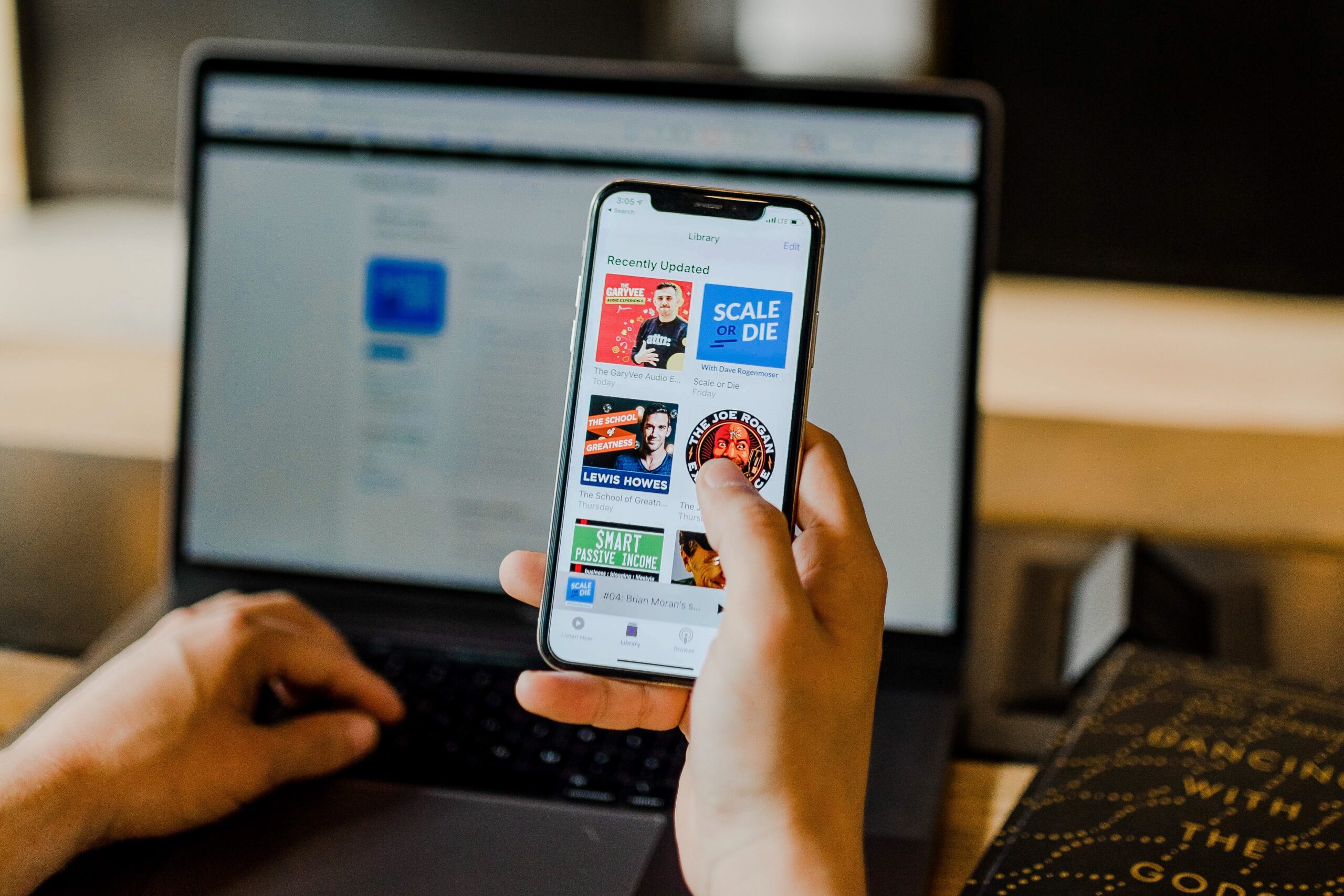 Contenidos digitales y pódcast en un teléfono móvil